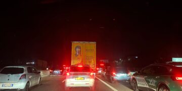 Kaos në aksin Tiranë–Elbasan: Makinat e bllokuara për kilometra të tëra