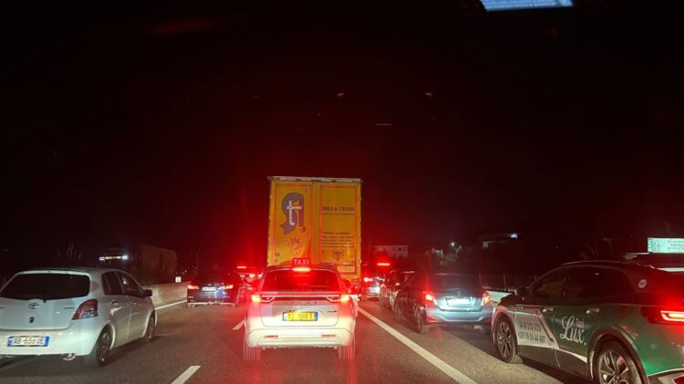 Kaos në aksin Tiranë–Elbasan: Makinat e bllokuara për kilometra të tëra