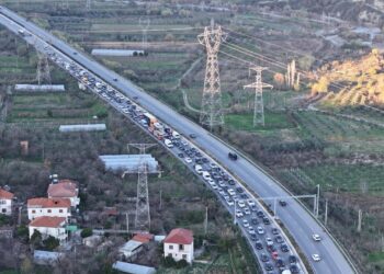 Kaos në aksin Tiranë-Elbasan, qindra qytetarë mbeten në trafikun kilometrik