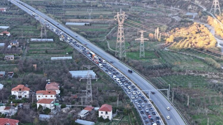 Kaos në aksin Tiranë-Elbasan, qindra qytetarë mbeten në trafikun kilometrik