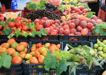 Gjobiten 6 kompani fruta-perimesh, bashkërenduan dhe diktuan çmimet deri në 115% më të larta