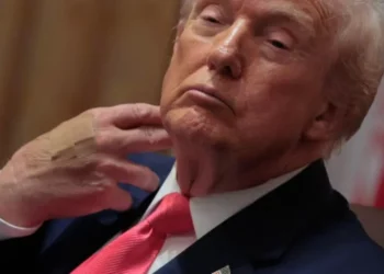 Trump me fasha në duar, reagon Shtëpia e Bardhë: Nuk është i sëmurë