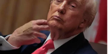 Trump me fasha në duar, reagon Shtëpia e Bardhë: Nuk është i sëmurë