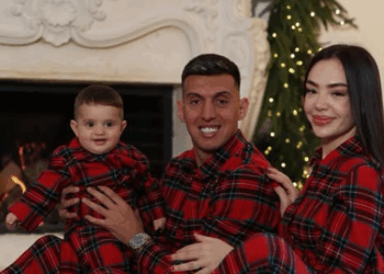 FOTO/ Të veshur njësoj dhe të buzëqeshur, familja Uzuni shkëlqen në vigjilje të Vitit të Ri