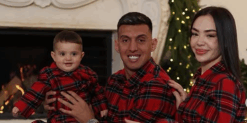 FOTO/ Të veshur njësoj dhe të buzëqeshur, familja Uzuni shkëlqen në vigjilje të Vitit të Ri