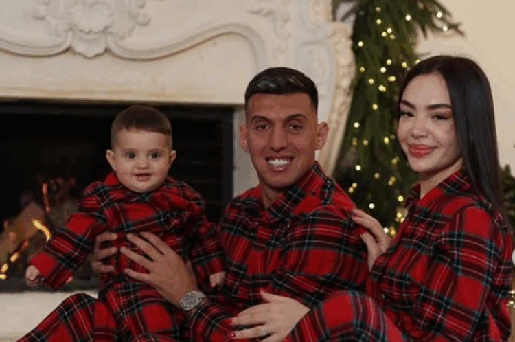 FOTO/ Të veshur njësoj dhe të buzëqeshur, familja Uzuni shkëlqen në vigjilje të Vitit të Ri