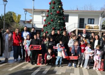 Madhështia nuk matet vetëm në fushë, por në zemër! Uzuni surprizon fëmijët me aftësi të veçanta dhe ata jetimë