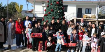 Madhështia nuk matet vetëm në fushë, por në zemër! Uzuni surprizon fëmijët me aftësi të veçanta dhe ata jetimë