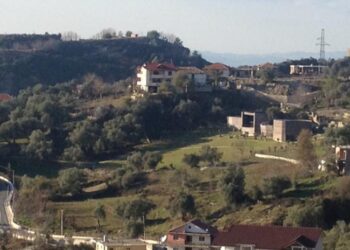 Surrel/ Shpërthim i fuqishëm pranë banesës së kryeministrit Rama, njerëzit vrapojnë të alarmuar në rrugë