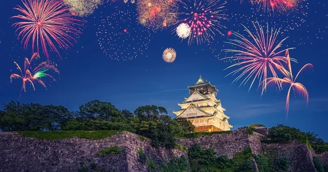 Zakonet e Vitit të Ri nëpër botë! Nga ushqimet, te thyerja e pjatave e deri te zilet japoneze