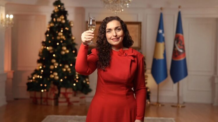 Osmani uron qytetarët për Vitin e Ri: Le të jetë viti 2026 një vit suksesi për ju dhe Kosovën tonë
