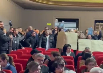 Protesta në Vlorë për mungesën e ujit, qytetarët futen dhe ndërpresin mbrëmjen gala të bashkisë