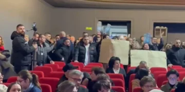 Protesta në Vlorë për mungesën e ujit, qytetarët futen dhe ndërpresin mbrëmjen gala të bashkisë