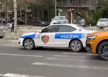 E rëndë në Vlorë/ Një grua humb jetën pas rrëzimit aksidental nga erërat e forta