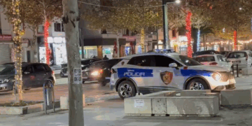 U rrëzua tek blloqet e betonit, lëndohet rëndë në kokë 35-vjeçarja në Vlorë