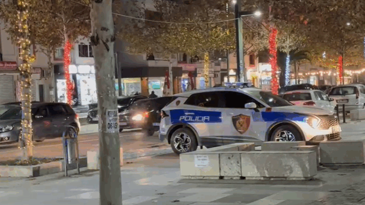 U rrëzua tek blloqet e betonit, lëndohet rëndë në kokë 35-vjeçarja në Vlorë