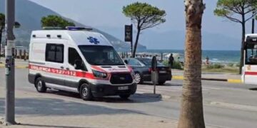 Po vendoste banderola, goditet nga rryma elektrike, dërgohet me urgjencë në spital 22-vjeçari