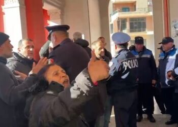 “O qeveritarë të poshtër!” Vlonjatët pa ujë prej pesë ditësh, tentojnë të futen me bidona në bashki