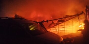 Shkrumbohen dy automjete dhe një kioskë në Librazhd, dyshohet për zjarrvënie të qëllimshme