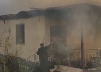 Gramsh/ Zjarr masiv në Kukur, digjet biznesi i Bashkim Senkos – dëmet rreth 100 mijë euro