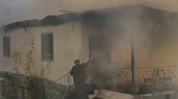 Gramsh/ Zjarr masiv në Kukur, digjet biznesi i Bashkim Senkos – dëmet rreth 100 mijë euro