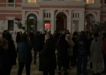 “Brenda 3 ditëve largohuni”, tregtarët e tregut industrial në Vlorë dalin në protestë