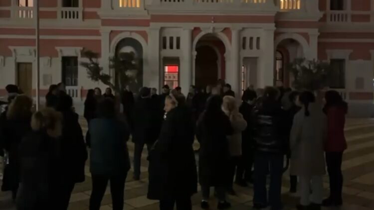 “Brenda 3 ditëve largohuni”, tregtarët e tregut industrial në Vlorë dalin në protestë