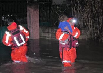 Situatë emergjente, evakuimi i banorëve në Kuçovë e Dimal vijoi edhe gjatë natës