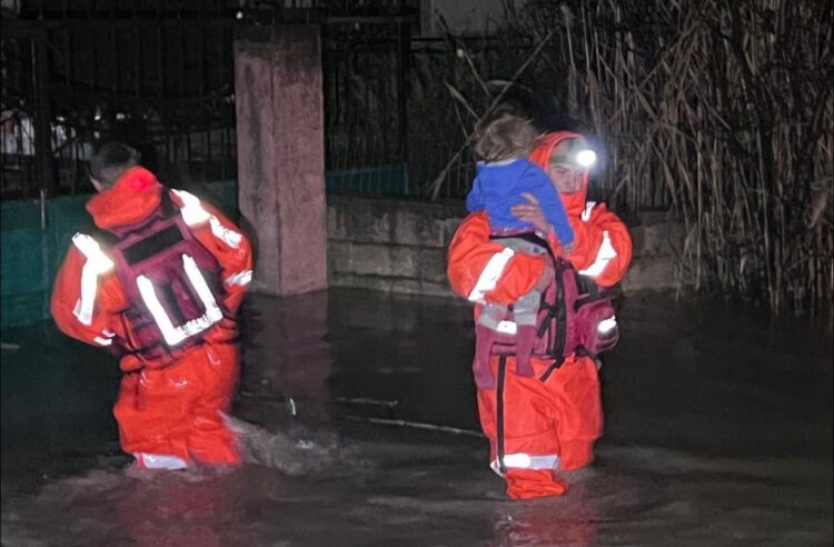 Situatë emergjente, evakuimi i banorëve në Kuçovë e Dimal vijoi edhe gjatë natës