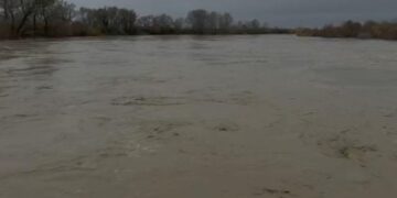 Lumin Vjosa gati të shpërthejë, niveli i ujit në pikë kritike, arrin në 8 metra