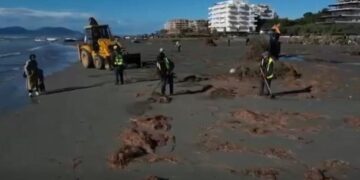 Aksion në bregdet/ Vlora përmbytet, Kryeministri Rama kreh plazhin