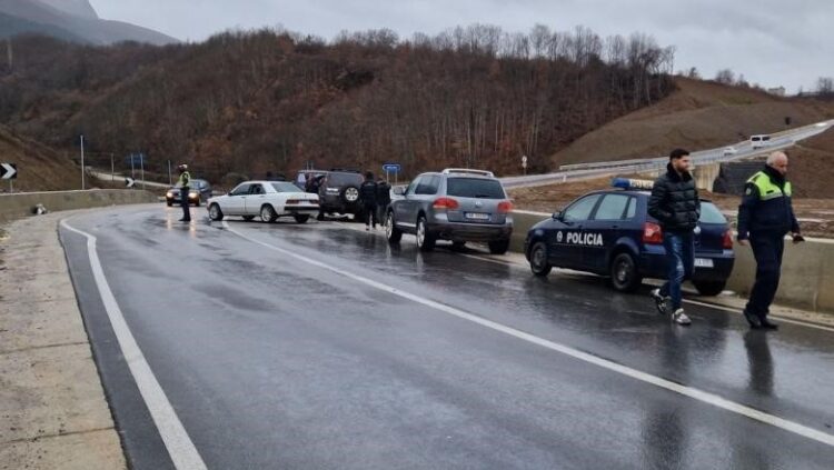 Dy automjete përplasen në aksin Peshkopi–Maqellarë, tre persona të plagosur