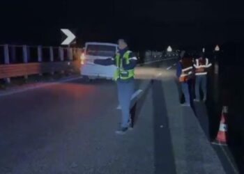 Uji i Lumit Vjosa del në autostradën ‘100 Vjetori’ në Vlorë, mbulohet korsia e ngadalësimit të mjeteve
