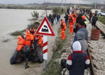 Vjosa mbulon aksin e vjetër Fier–Vlorë, policia devijon qarkullimin