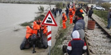 Vjosa mbulon aksin e vjetër Fier–Vlorë, policia devijon qarkullimin