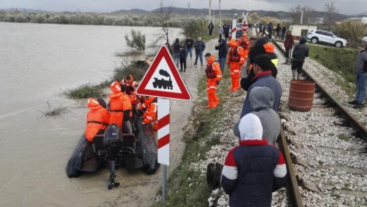 Vjosa mbulon aksin e vjetër Fier–Vlorë, policia devijon qarkullimin