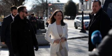 Liderja e opozitës në Venezuelë Machado në Shtëpinë e Bardhë, i dorëzon Trumpit Çmimin Nobel për Paqen