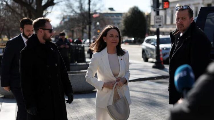 Liderja e opozitës së Venezuelës Machado në Shtëpinë e Bardhë, i dorëzon Trumpit Çmimin Nobel për Paqen