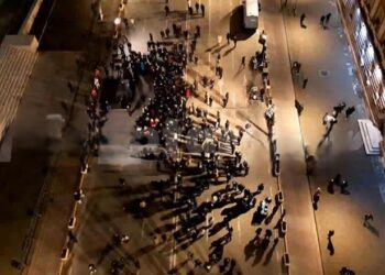 Berisha në protestë para një grushti mbështetësish: Më 24 janar bota do të mësojë fuqinë tonë