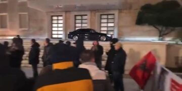 ‘Hajdut, hajdut’, protestuesit e Lapajt bërtasin kur kalon eskorta e Ramës