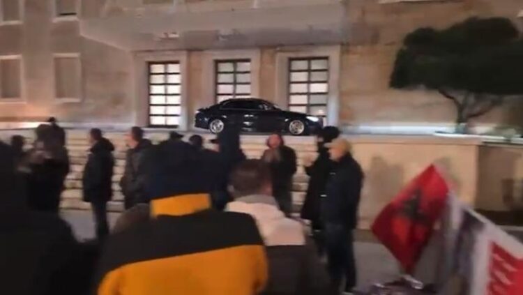 ‘Hajdut, hajdut’, protestuesit e Lapajt bërtasin kur kalon eskorta e Ramës