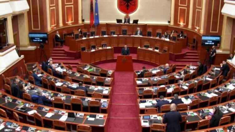 Kodit Penal në Kuvend/ Ministri: Dekriminalizojmë shpifjen për gazetarët, PD: Tërhiqeni, po veproni në fshehtësi!