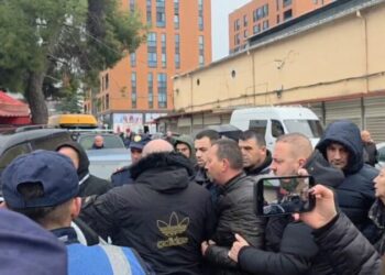 “Ti e ke fajin!” Sherr mes tregtarëve dhe përgjegjesit te “5 Maji”, ndërhyn policia