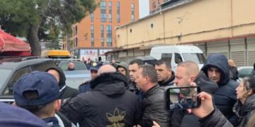 “Ti e ke fajin!” Sherr mes tregtarëve dhe përgjegjesit te “5 Maji”, ndërhyn policia