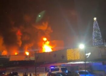 Zjarr i madh tek tregu i ‘5 Maji’ në kryeqytet, rrezikohen ndertesat perreth