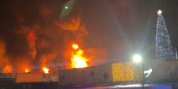 Zjarr i madh tek tregu i ‘5 Maji’ në kryeqytet, rrezikohen ndertesat perreth