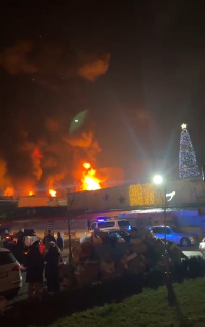 Zjarr i madh tek tregu i ‘5 Maji’ në kryeqytet, rrezikohen ndertesat perreth