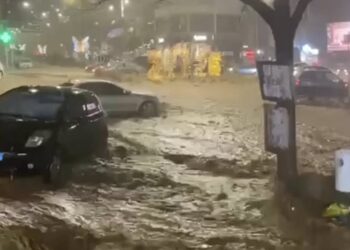 (VIDEO) Brenda pak minutash nën ujë: përroi i Ficos shkakton përmbytje në Gjirokastër