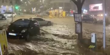 (VIDEO) Brenda pak minutash nën ujë: përroi i Ficos shkakton përmbytje në Gjirokastër