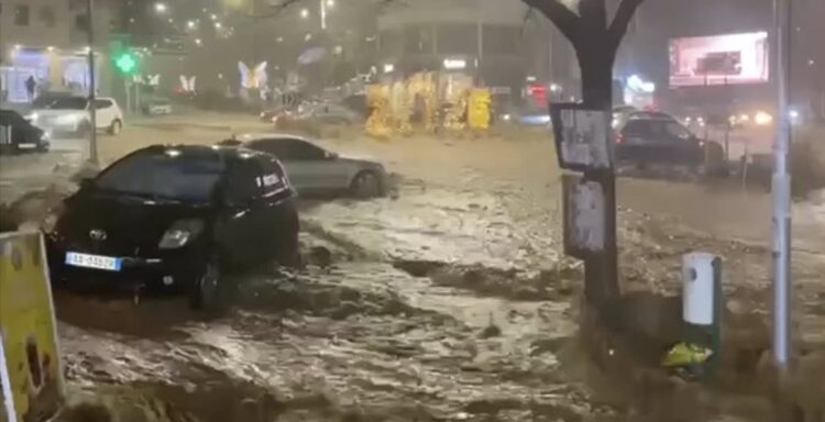 (VIDEO) Brenda pak minutash nën ujë: përroi i Ficos shkakton përmbytje në Gjirokastër